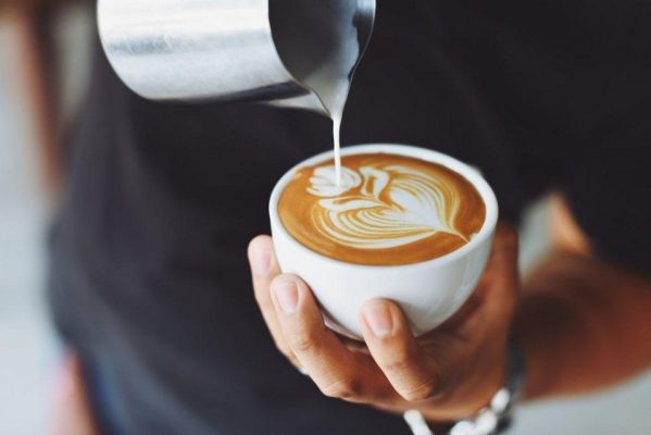 Cafe máy espresso với latte art